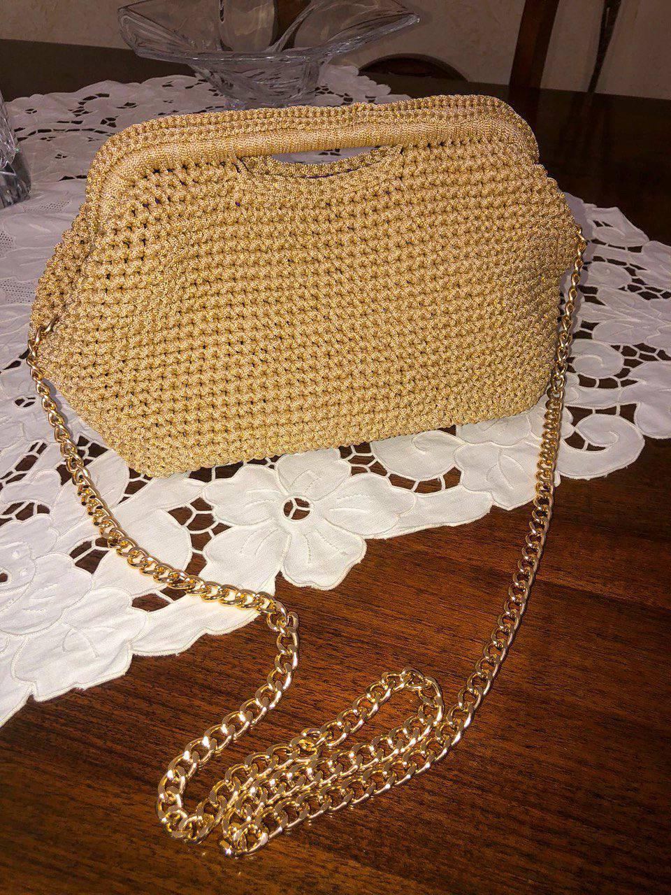 Clutch dorata all'uncinetto con catena