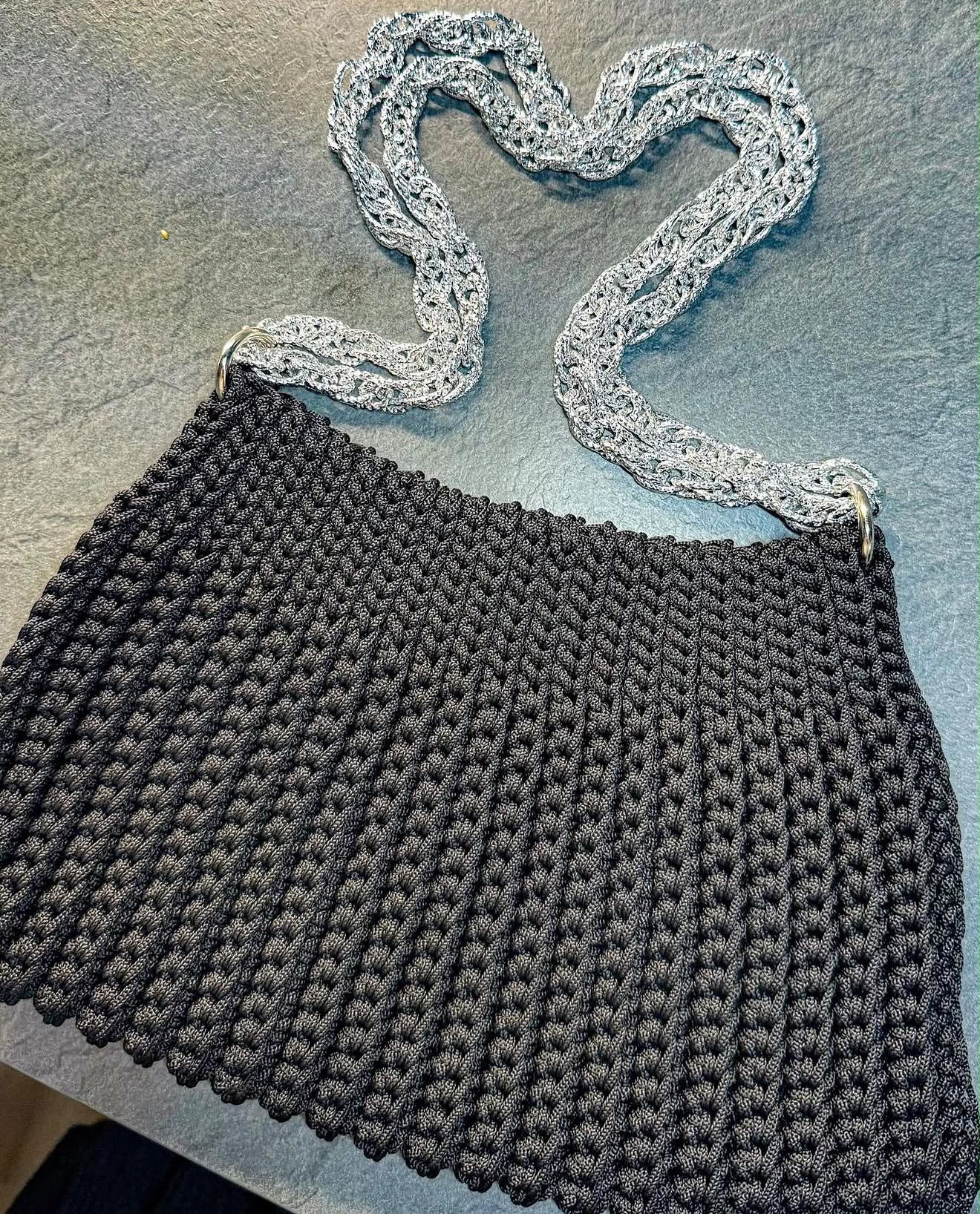 Tracolla nera con dettagli glitter